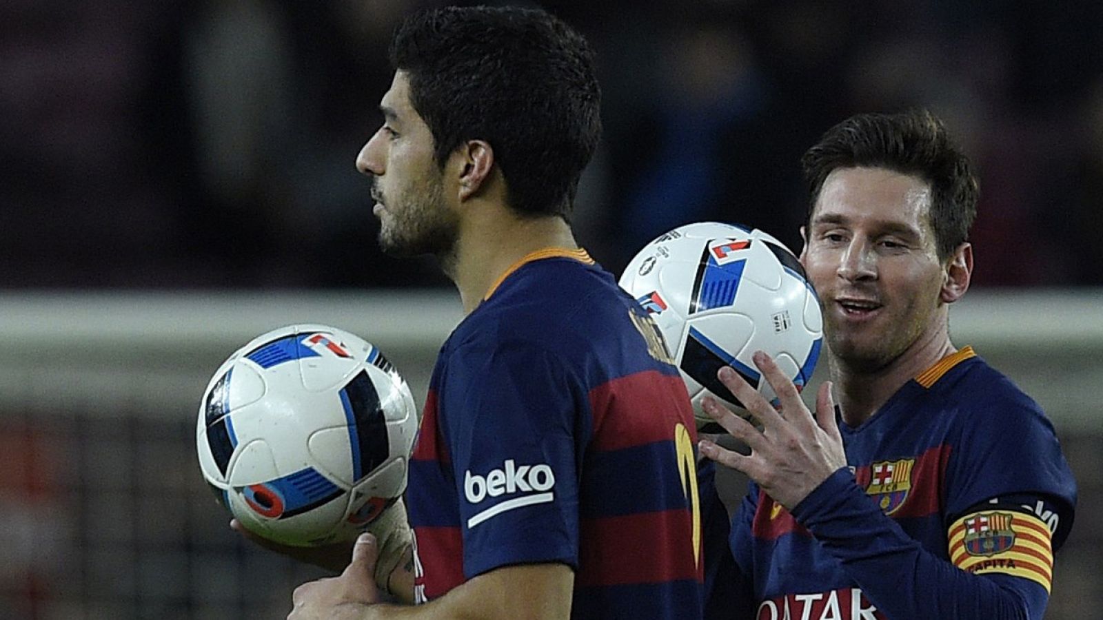 Suárez y Messi se fueron con un balón cada uno por sus siete goles al Valencia