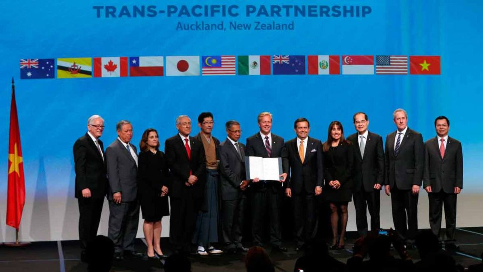  El primer ministro de Nueva Zelanda, John Key junto a representantes de los 11 países que forman parte del Tratado de Asociación Transpacífico.