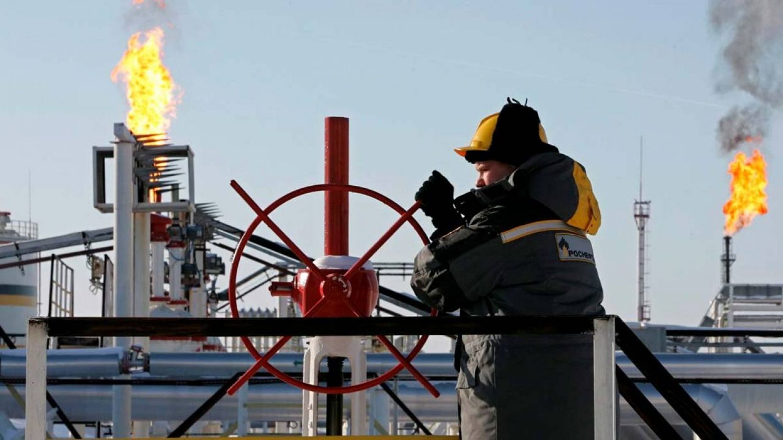 Un trabajador en una planta petrolífera rusa