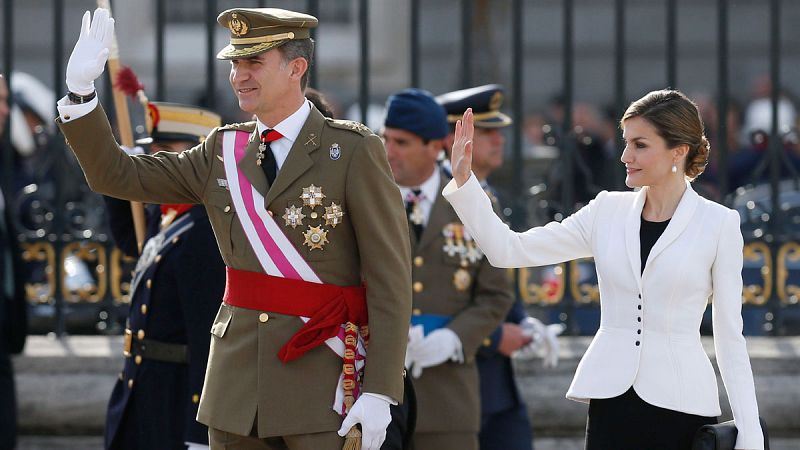 Los reyes saludan a su llegada al Palacio de Oriente en la celebración de la Pascua Militar.