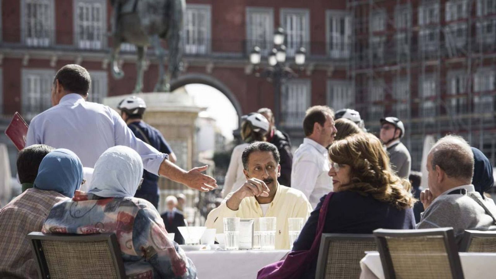 Un grupo de turistas extranjeros en una terraza de la Plaza Mayor de Madrid