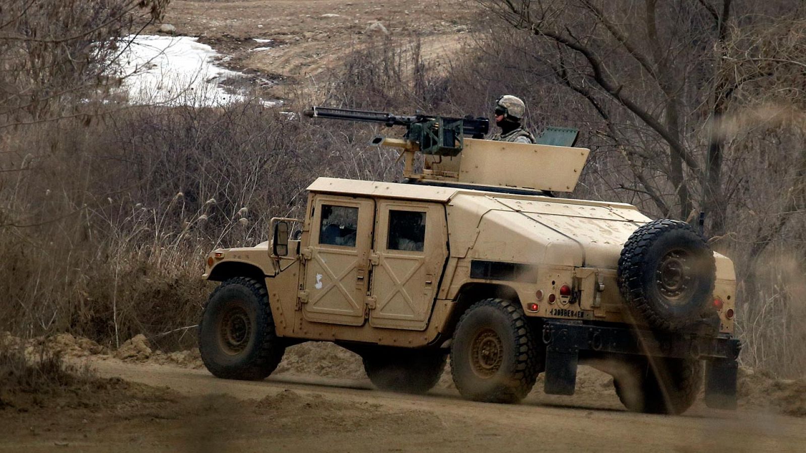 Un soldado estadounidense vigila el terreno en unas prácticas militares en Paju, localidad de Corea del Sur fronteriza con Corea del Norte