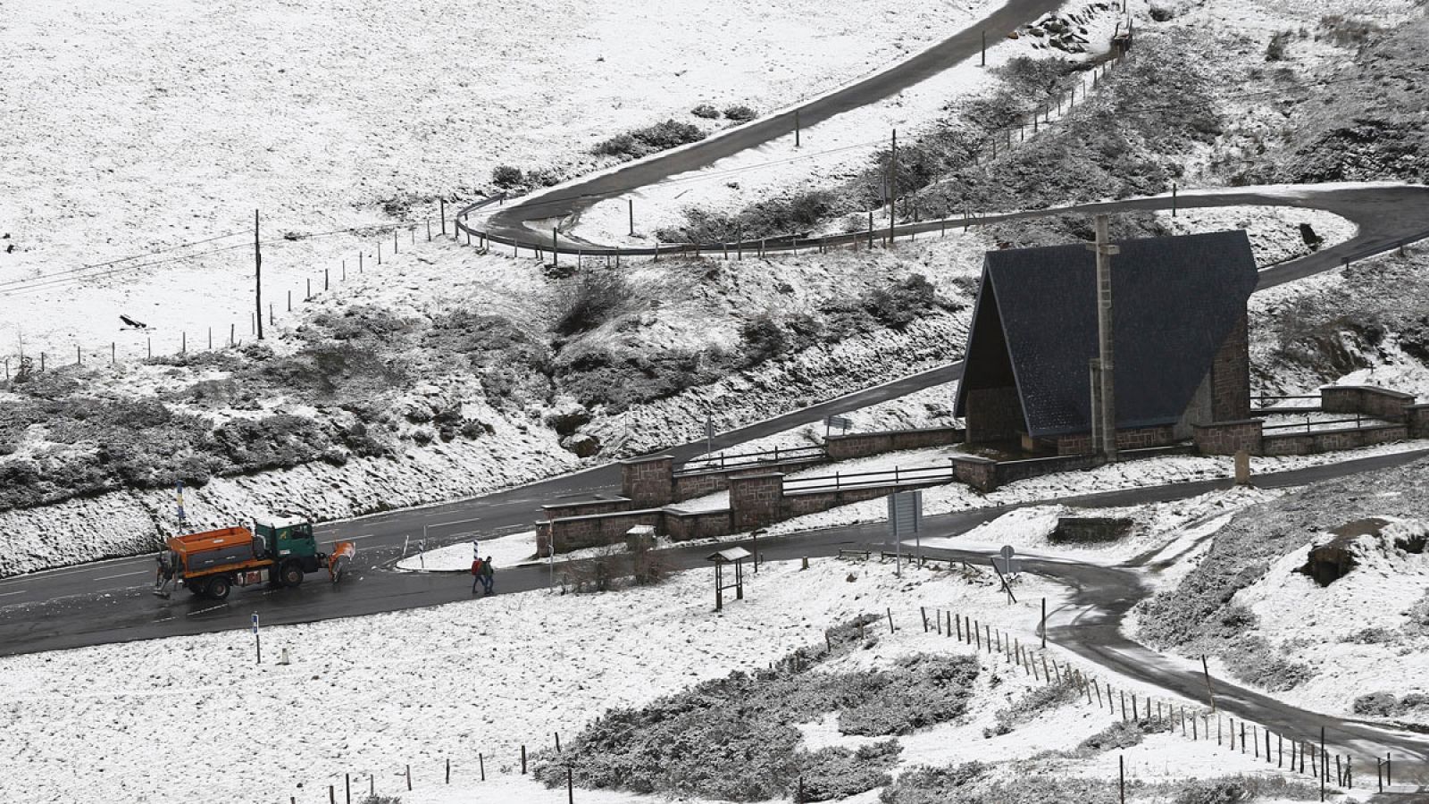 Una ligera nevada este domingo en los montes cercanos a Roncesvalles, en Navarra