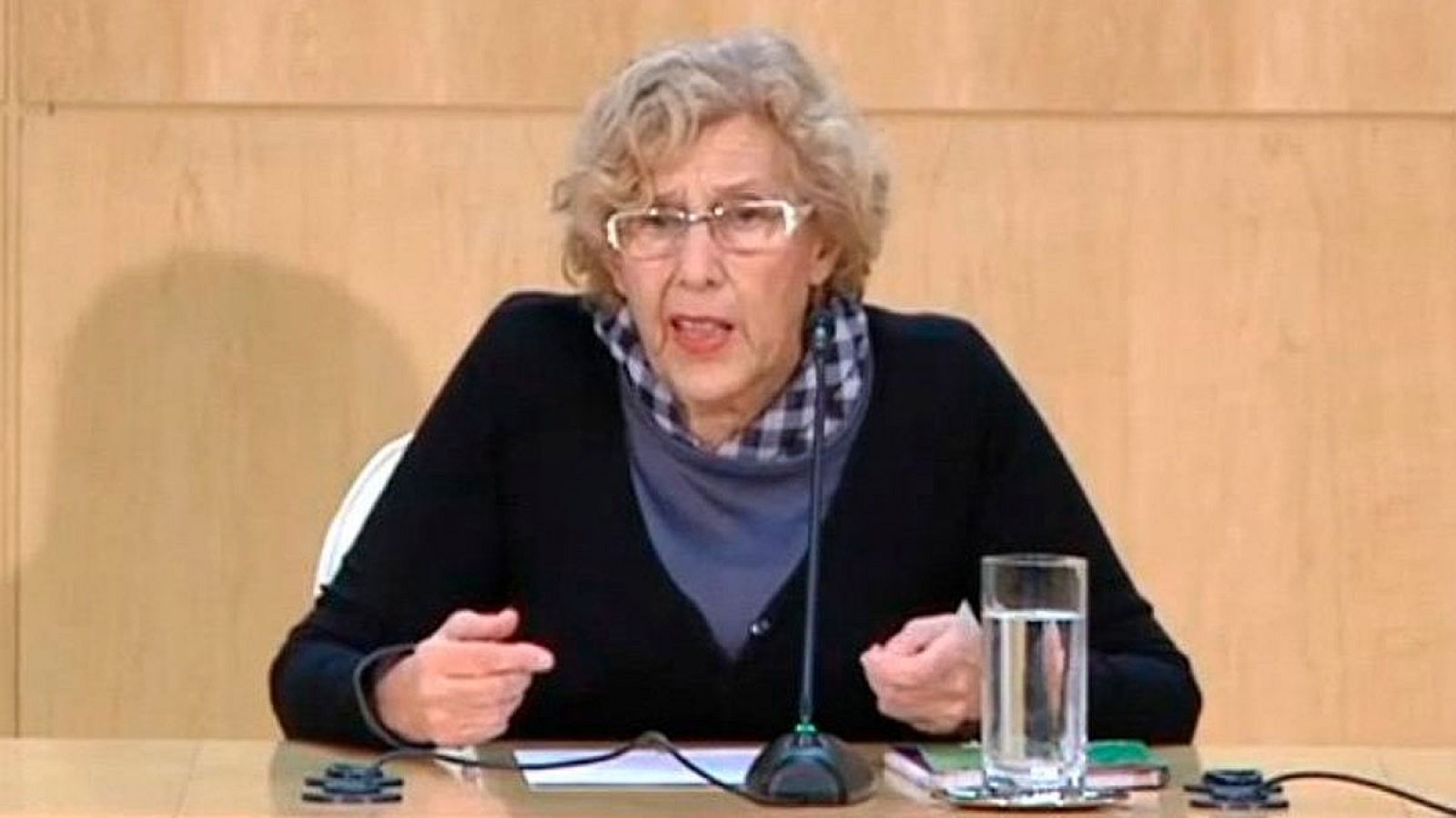 La alcaldesa de Madrid, Manuela Carmena, en la rueda de prensa por la polémica de la obra de títeres en el Carnaval