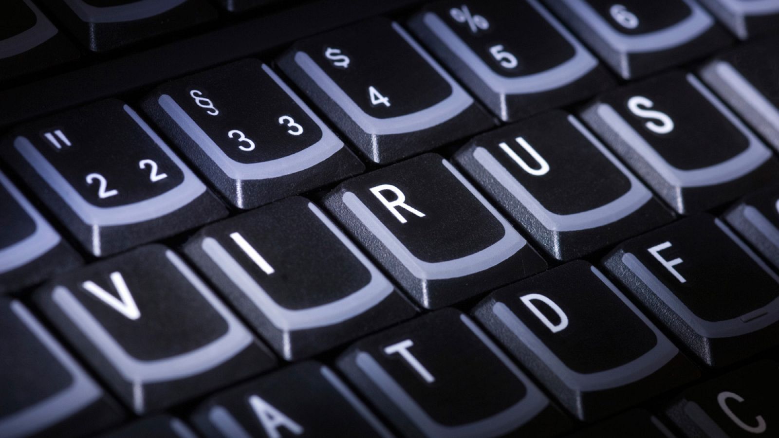 Un ordenador con la palabra virus escrita sobre el teclado