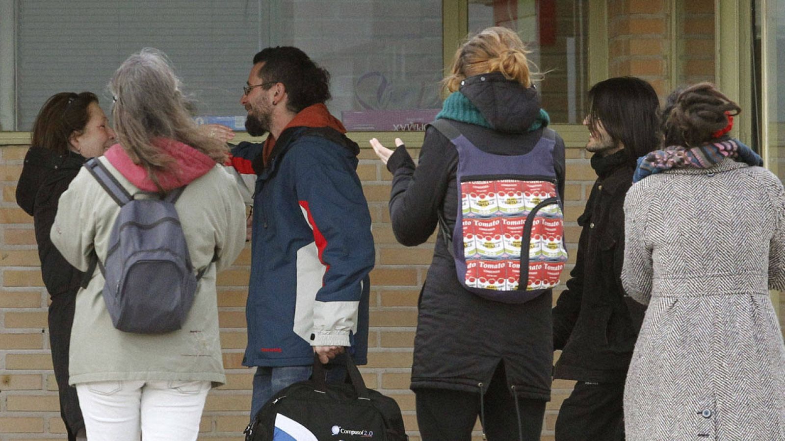 Los titiriteros Rául García (3i) y Alfonso Lázaro (2d) a su salida de prisión