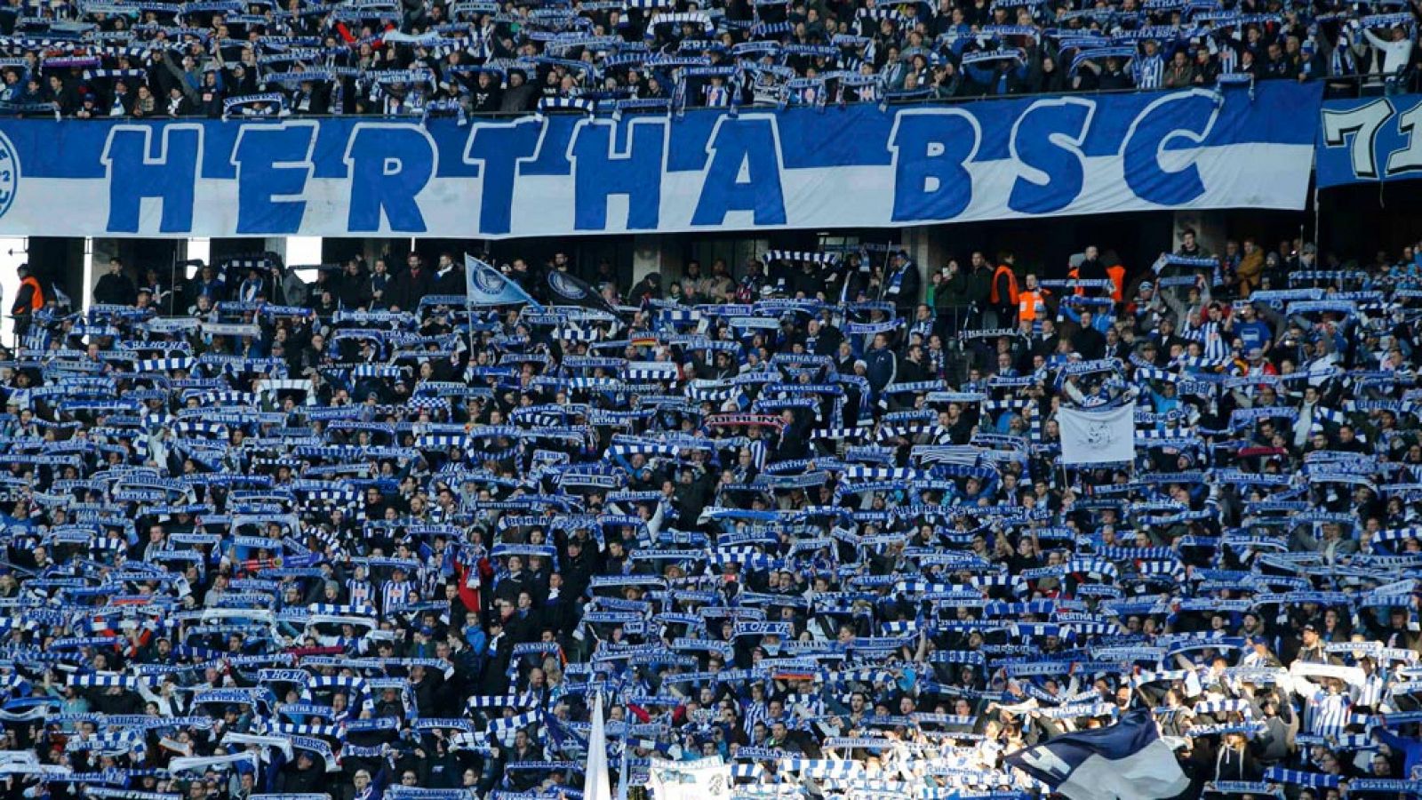 La hinchada del Hertha despliega sus bufandas en apoyo al equipo de la capital alemana
