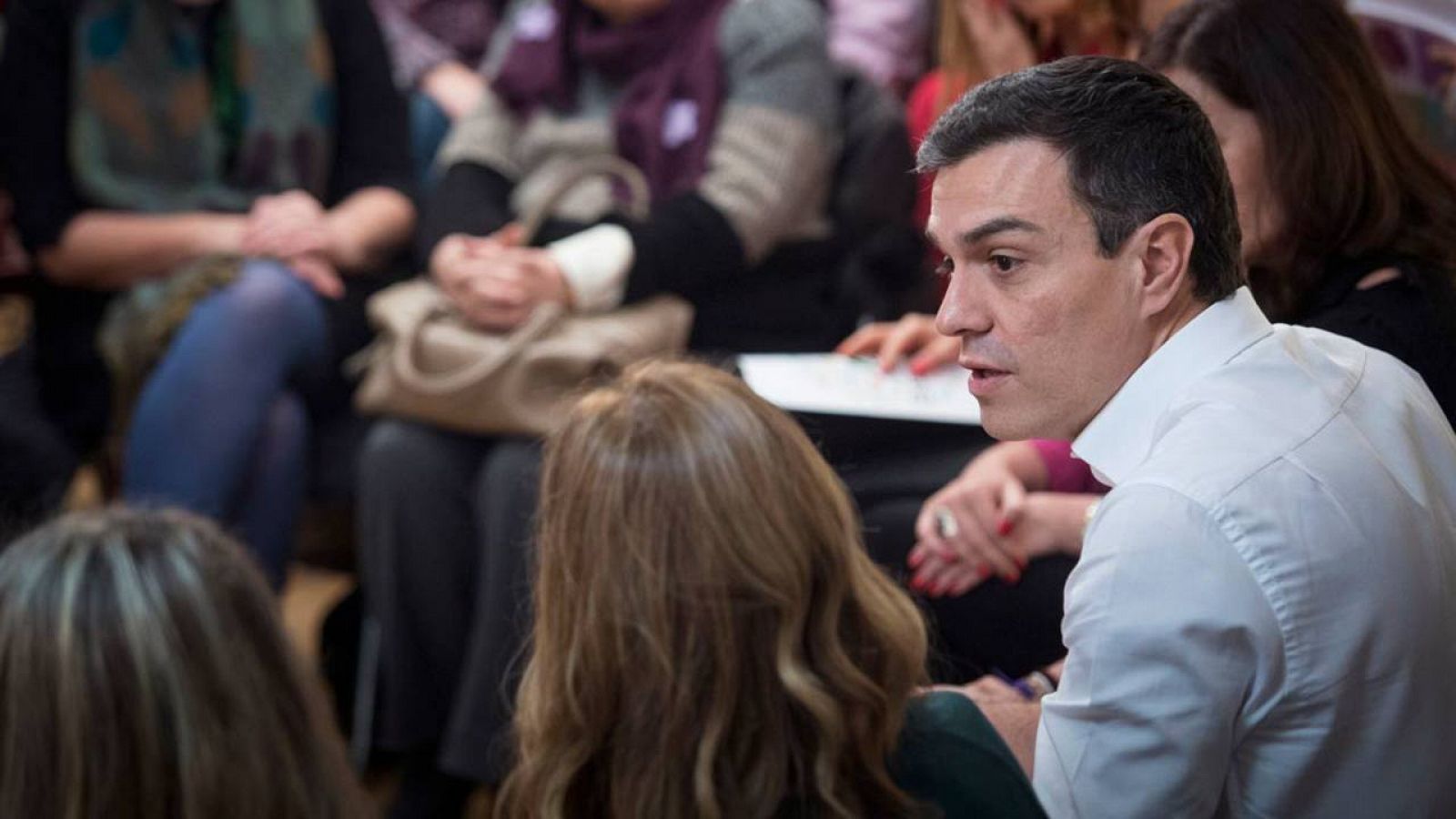 Pedro Sánchez, en una reunión con asociaciones contra la violencia de género.