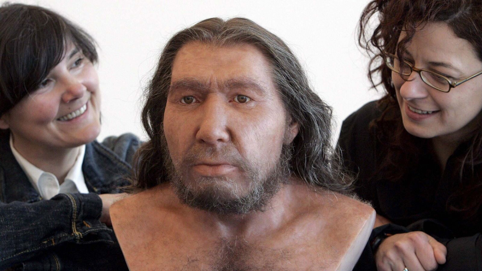 Una pequeña fracción de los genomas del hombre moderno no africano está compuesta de ADN de los neandertales.