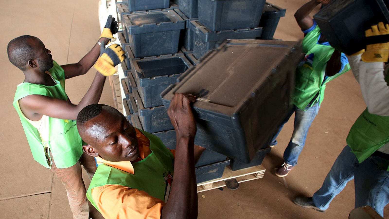 Trabajadores de Naciones Unidas preparan los centros de votación en República Centroafricana