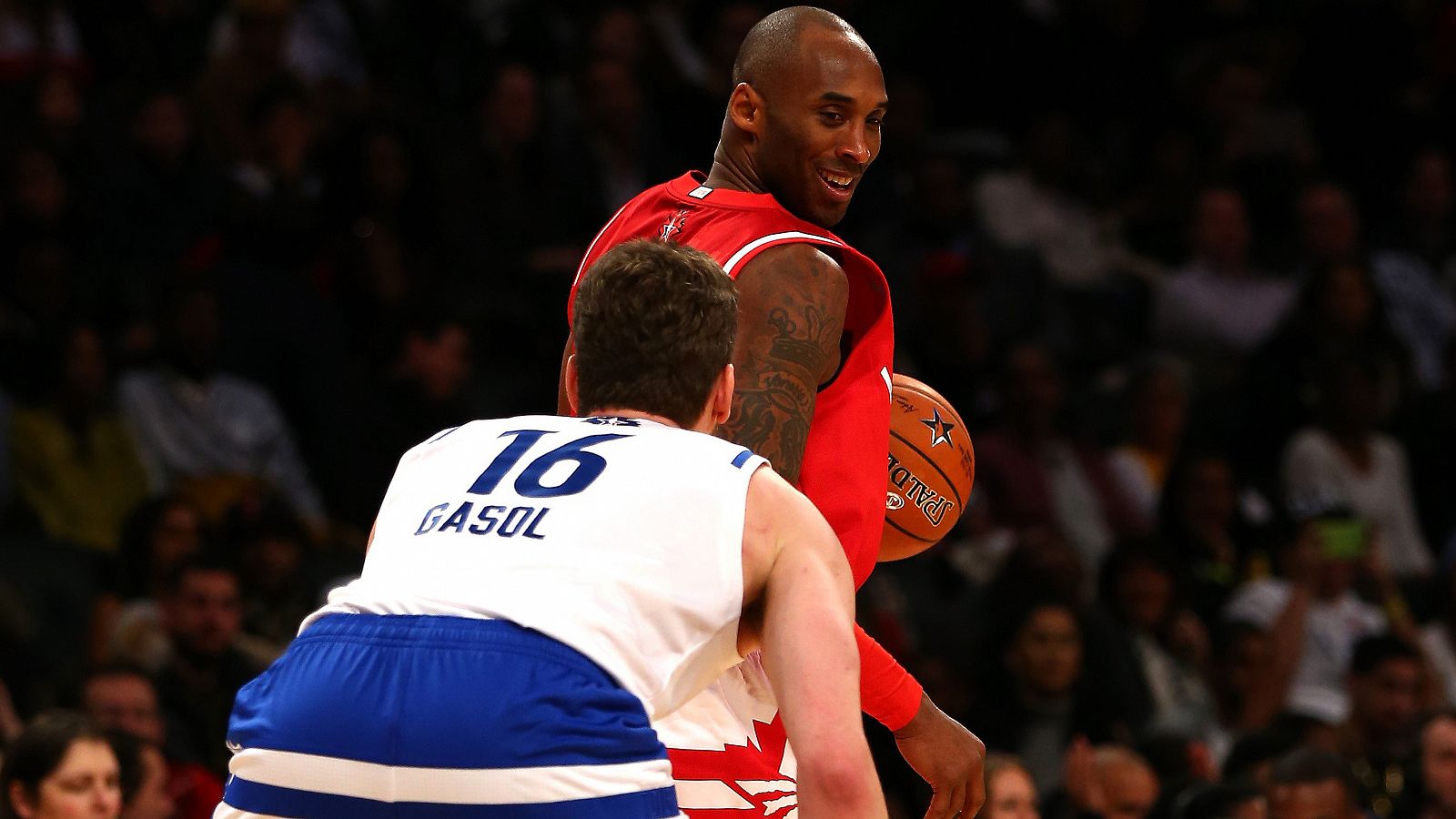 Kobe Bryant, ante Pau Gasol, en su último All-Star.