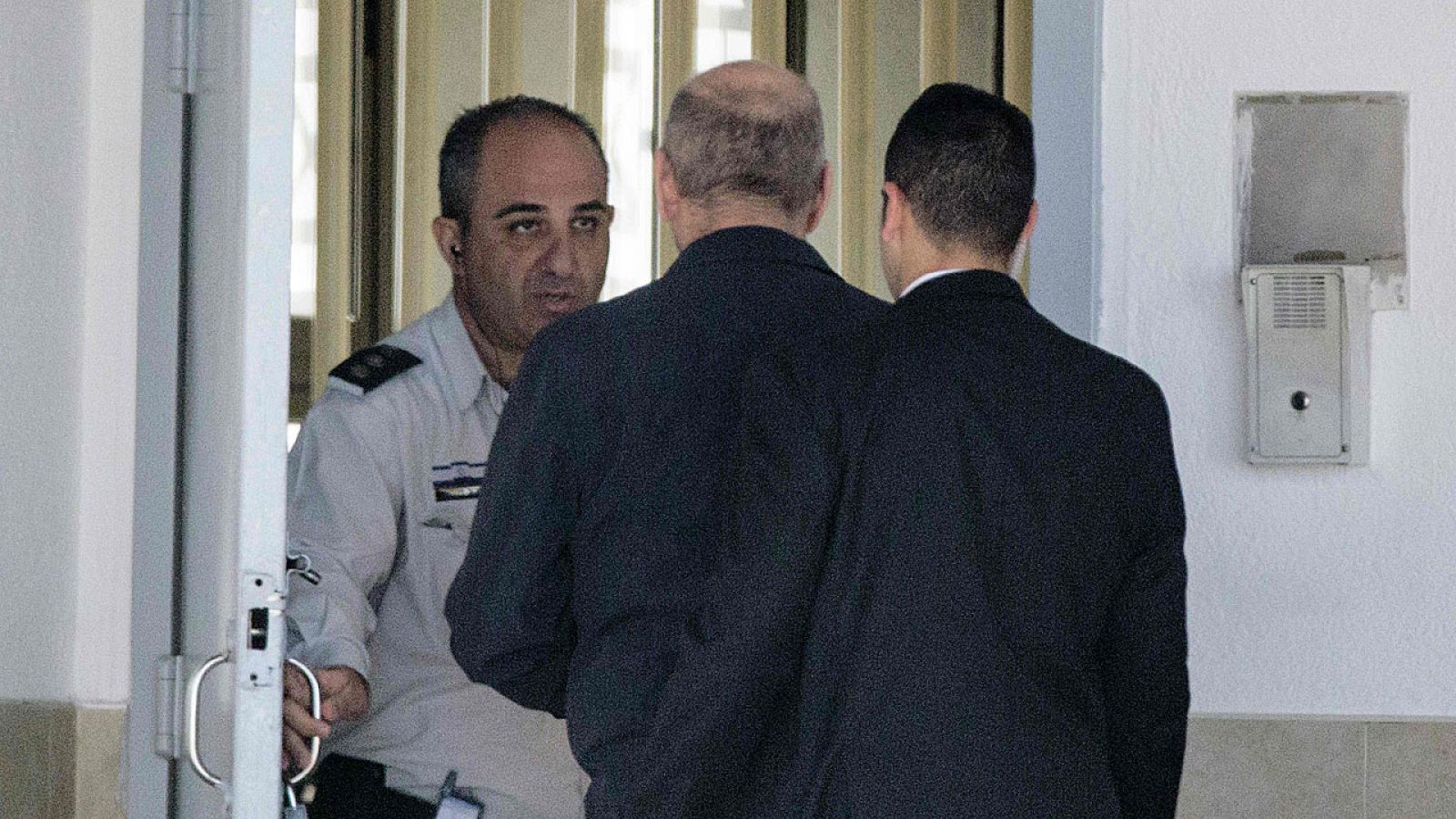 El ex primer ministro israelí, Ehud Olmert, llega a la prisión de Maasiyahu.