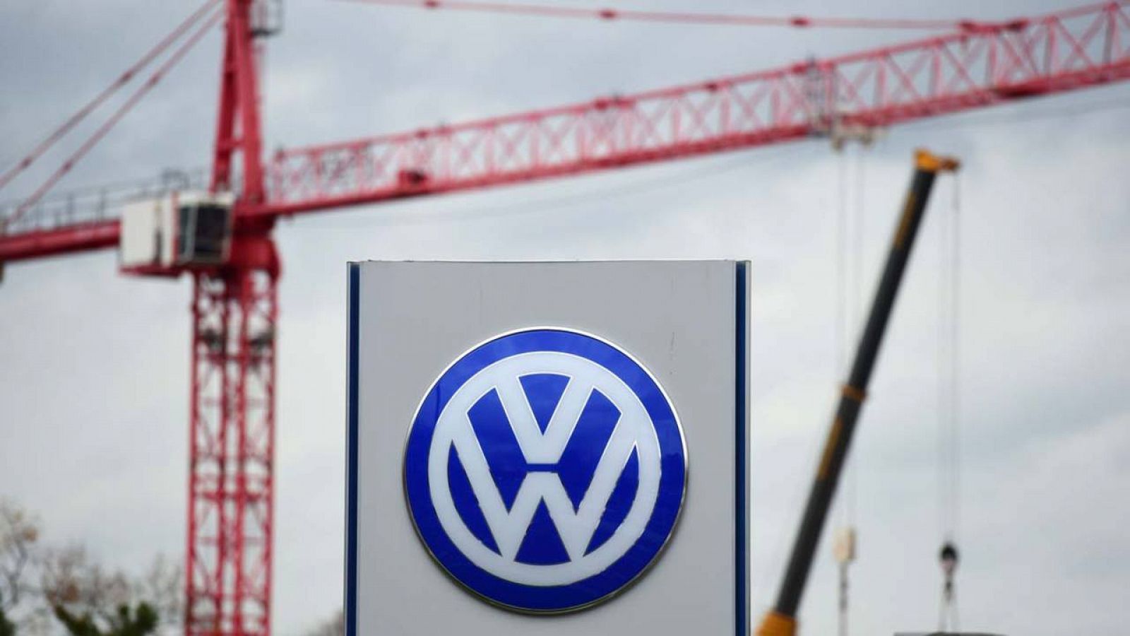 Logo en la sede central del Grupo Volkswagen en Wolfsburgo