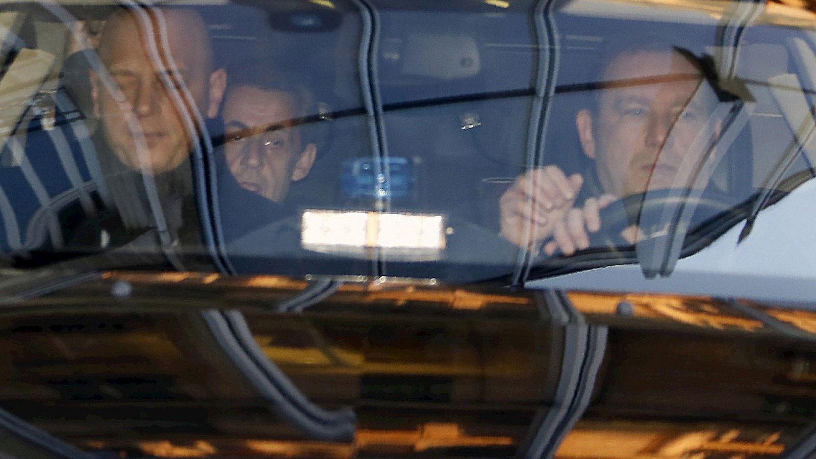 El expresidente francés Nicolás Sarkozy llega en coche al juzgado para declarar por la supuesta financiación irregular de la campaña electoral de 2014, el 16 de febrero de 2016. AFP/Thomas Samson