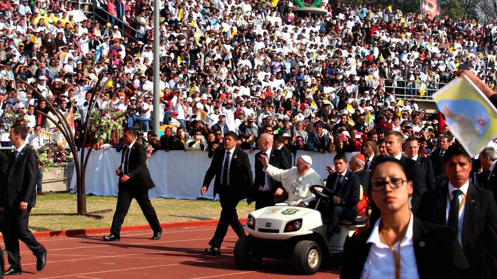 El papa Francisco, a su llegada al estadio de Morelia donde ha celebrado una misa ante miles de religiosos