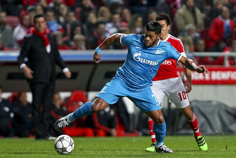 Gaitán disputa el balón con Artem Dzyuba de FC Zenit.