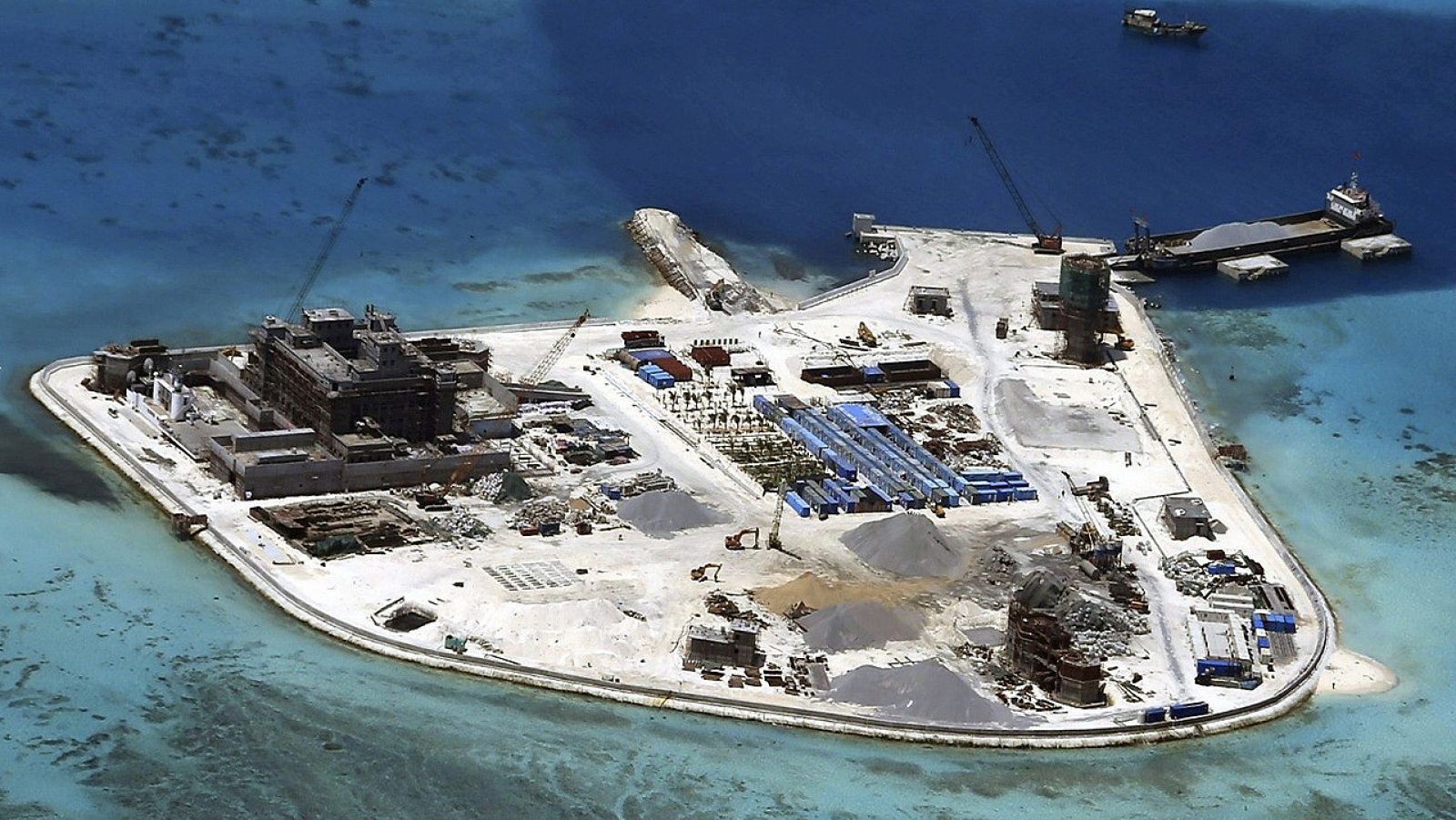 Fotografía facilitada el 17 de febrero de 2015, que muestra una de las islas del archipiélago Paracel en el arrecife de Mabin,  donde China construía unas instalaciones el 18 de febrero de 2015. EFE/Fuerzas Armadas de Filipinas