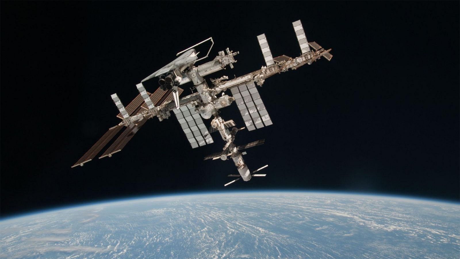 La EstaciLa Estación Espacial Internacional tiene aproximadamente el tamaño de un campo de fútbol.