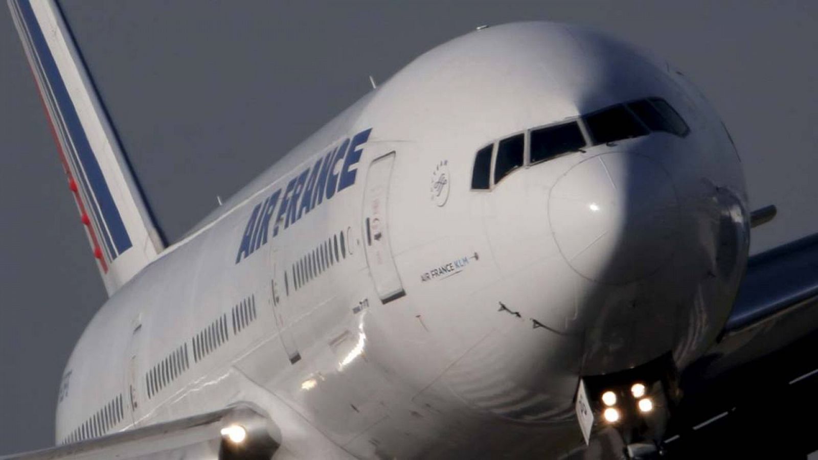 Un Boeing 777 de Air France aterriza en el Aeropuerto Internacional Charles de Gaulle cerca de París