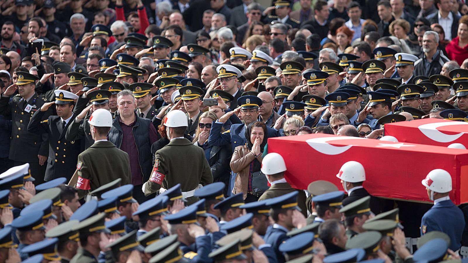 Varios militares cargan los ataúdes con los cuerpos de las víctimas del atentado del pasado miércoles en Ankara, durante el funeral de Estado.