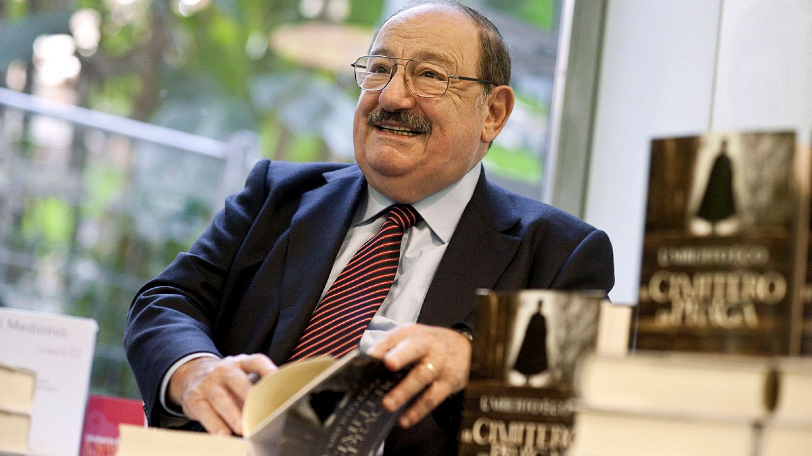 Umberto Eco firma ejemplares de 'El cementerio de Praga' en 2010