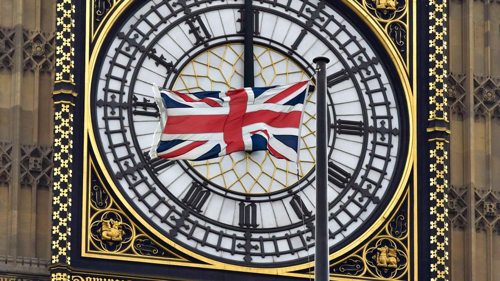 La bandera de Reino Unido ondea delante del 'Big Ben', ante el Parlamento británico