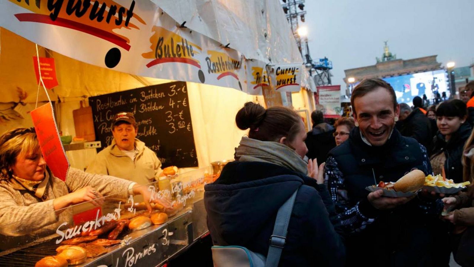 Puestos de comida ambulante cerca de la Puerta de Brandemburgo, en Berlín