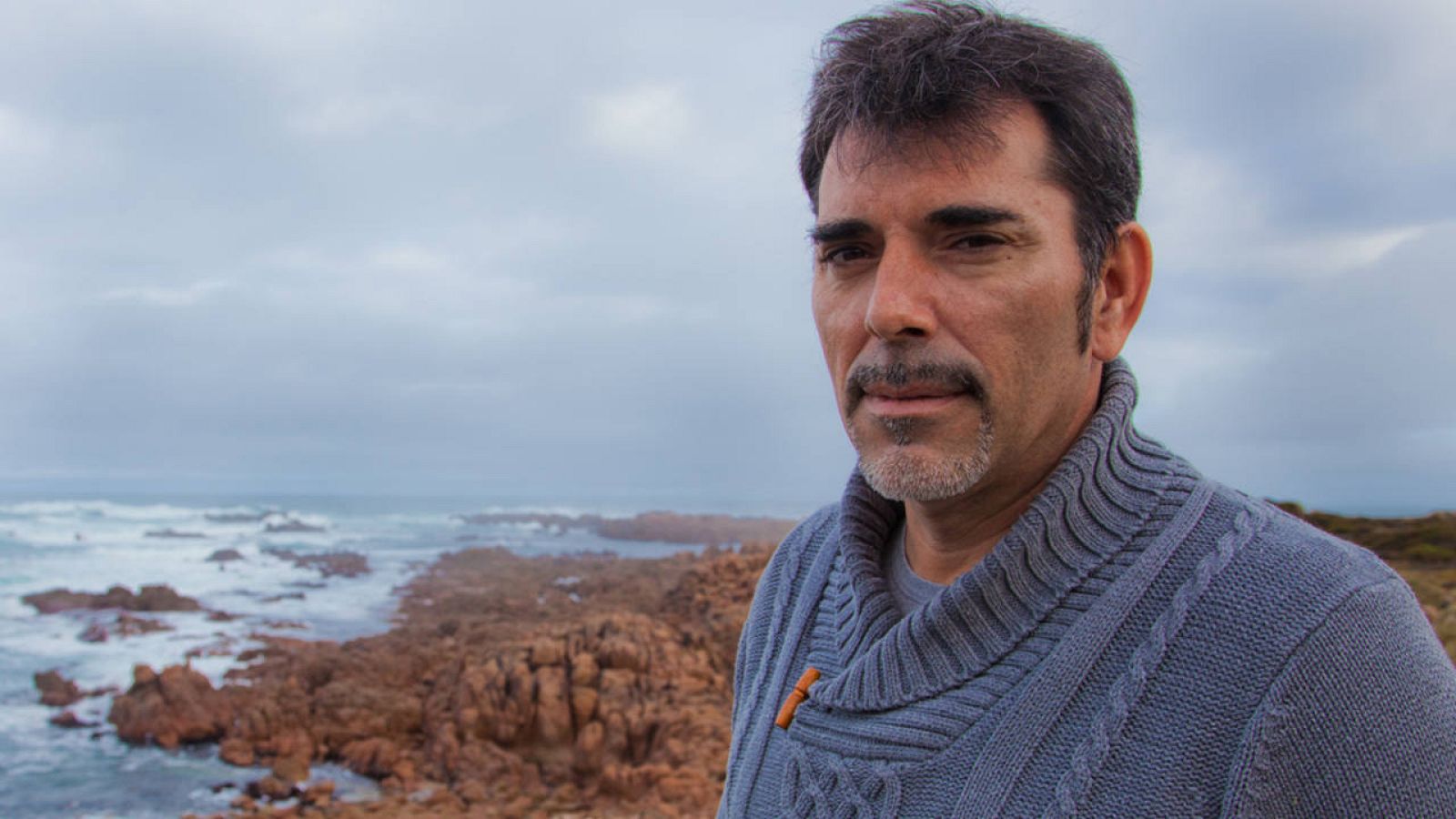 El escritor en la Costa da Morte, donde se desarrolla su última novela. 