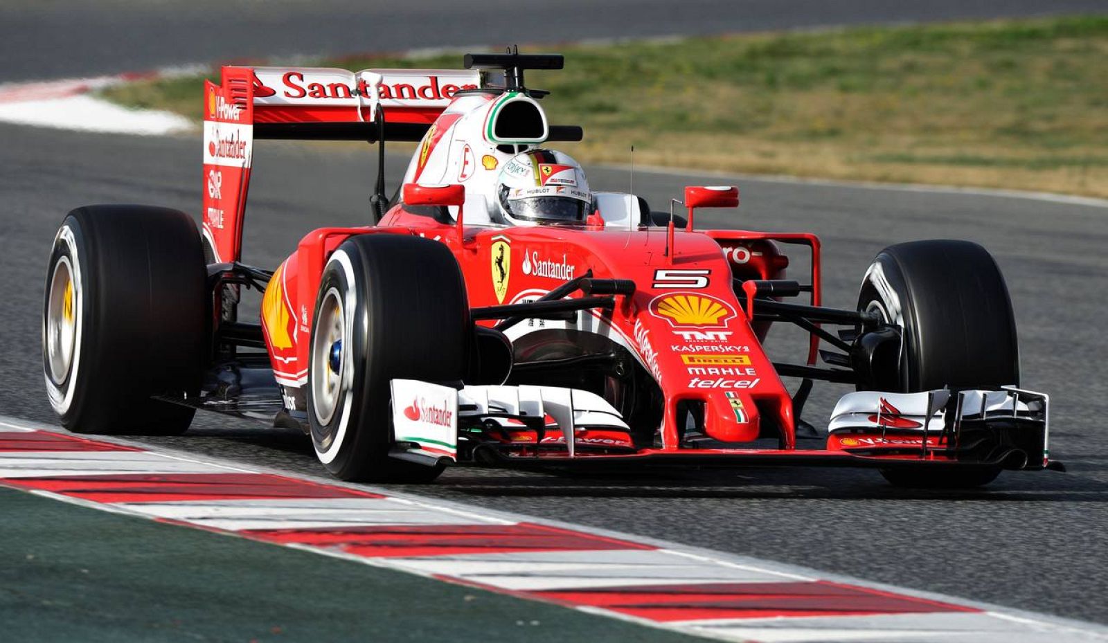 Sebastian Vettel con su Ferrari en elos test de Montmeló.