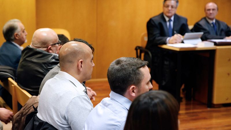Los 15 ultras que asaltaron el centro cultural Blanquerna de Madrid, durante el juicio.
