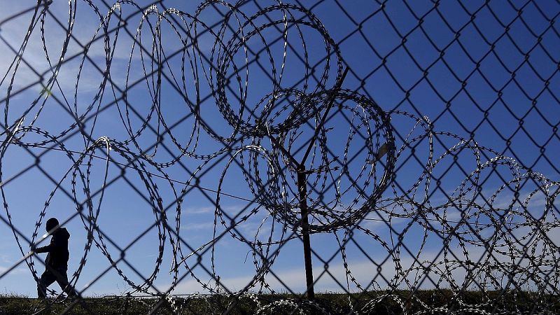 Migrantes junto a la alambrada de la frontera entre Hungría y Serbia. REUTERS/Laszlo Balogh