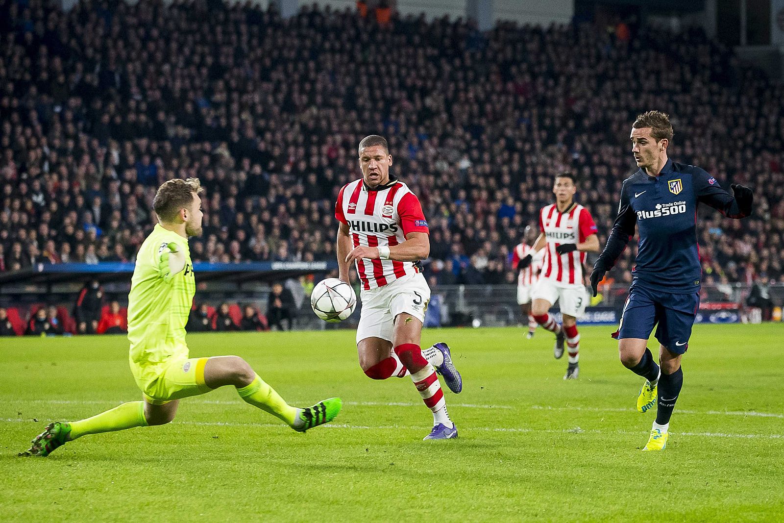 Griezmann trata de anotar un gol ante el portero Jeroen Zoet, del PSV.