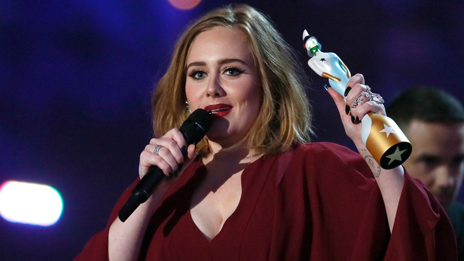 Adele recoge uno de los premios