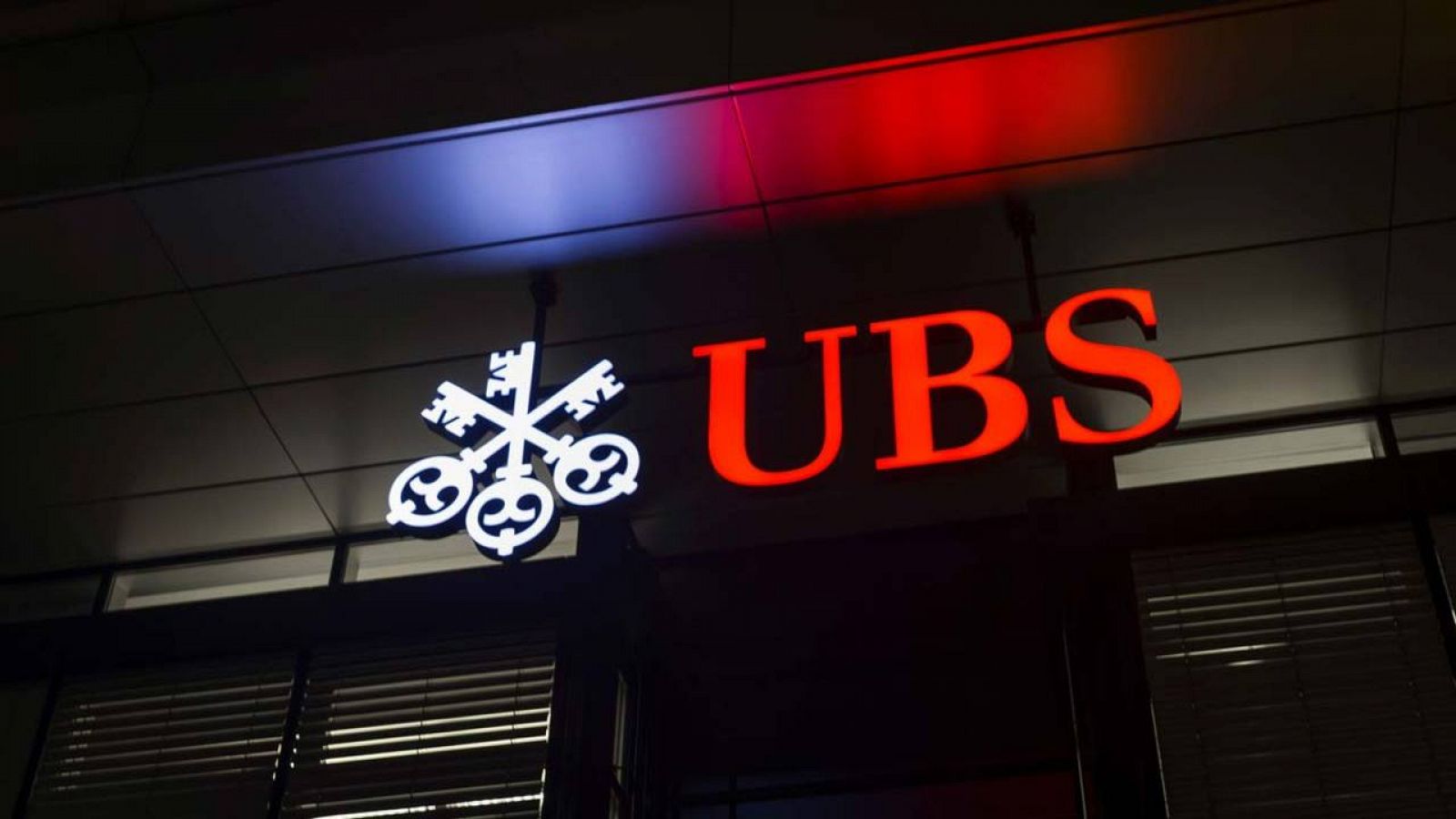 Logo de la banca UBS a la entrada de su sede en la ciudad suiza de Zúrich