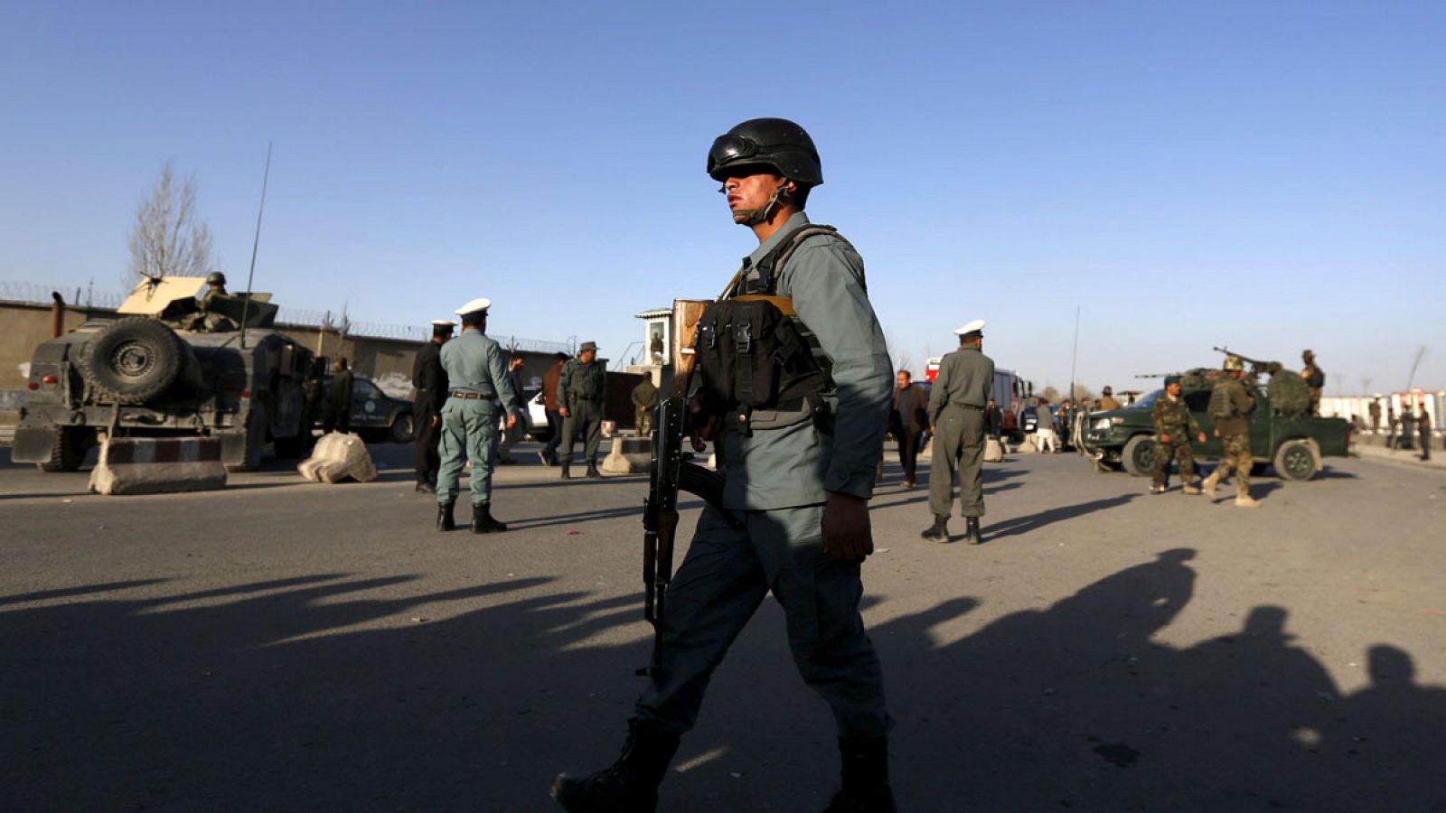 Un policía vigila la zona donde se ha producido el atentado y que está cerca del Ministerio de Defensa afgano en Kabul.