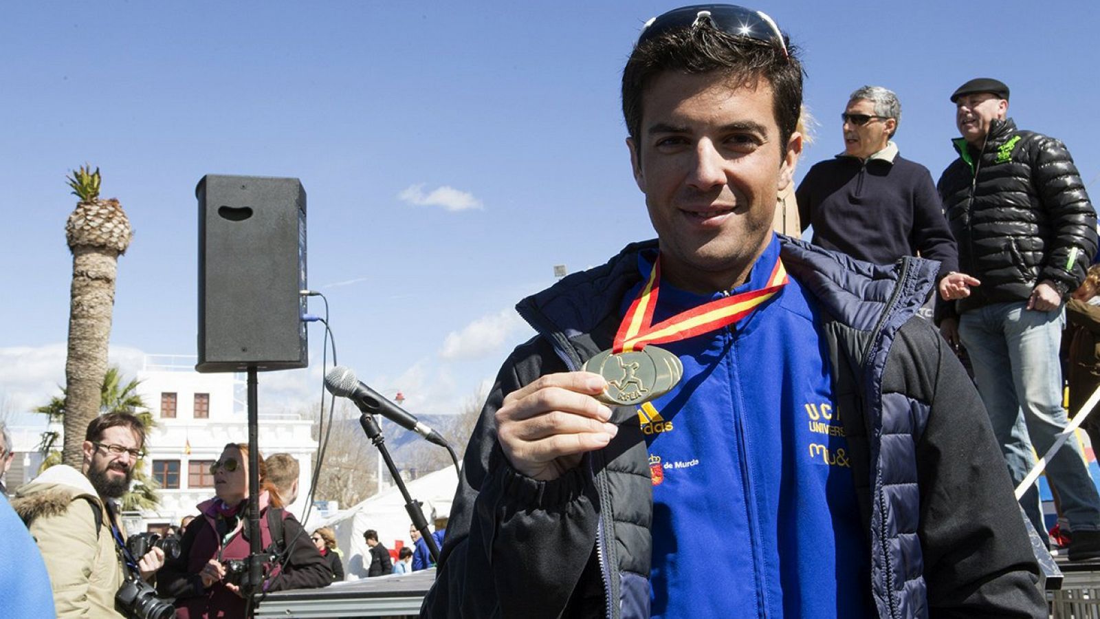 Miguel Ángel López, con su medalla de campeón de España de 50 km marcha