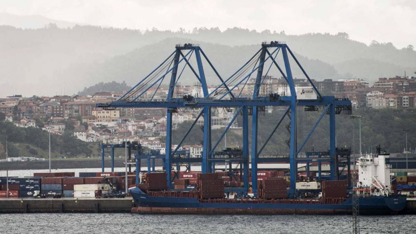 Barcos con contenedores en el Puerto de Bilbao
