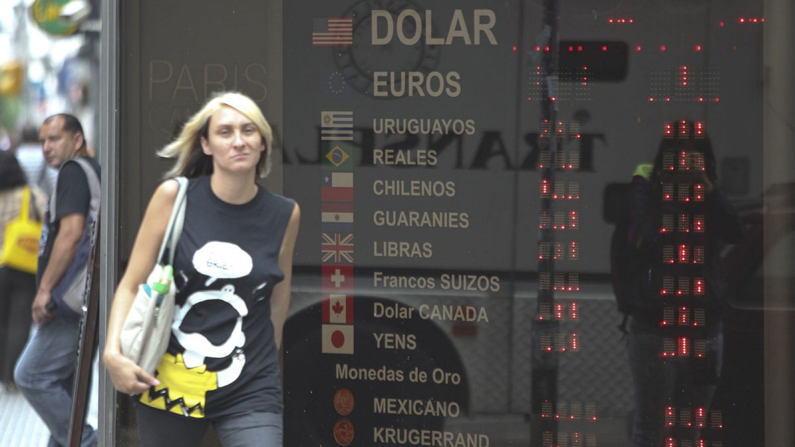Una argentina pasa por delante de una casa de cambio de divisas en Buenos Aires