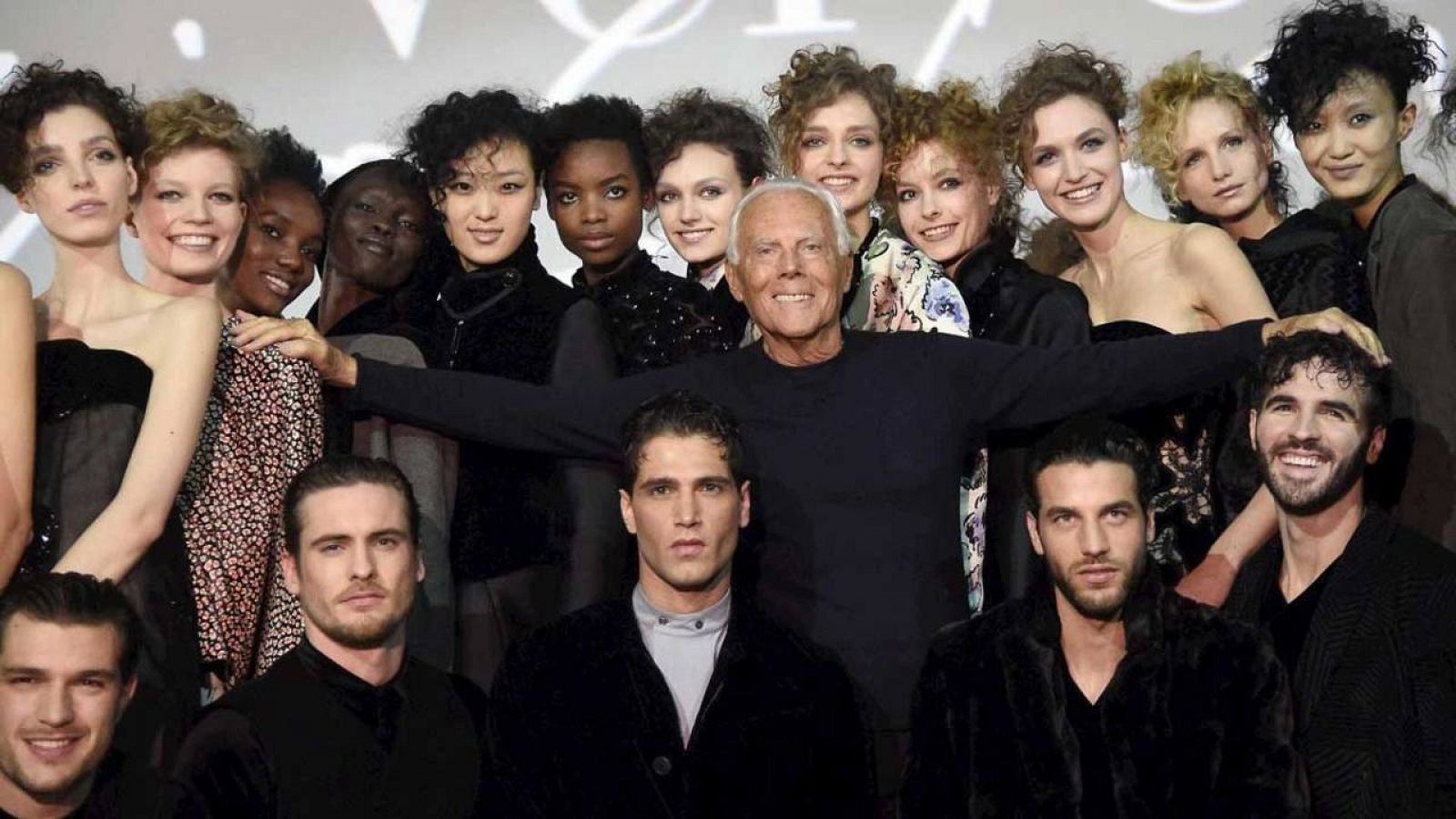 Giorgio Armani saluda junto a sus modelos tras el desfile.