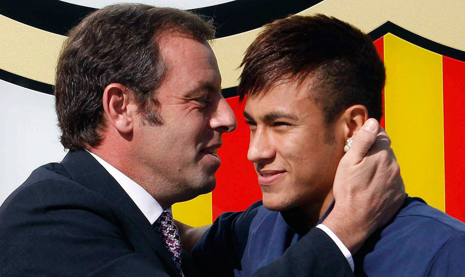 Neymar saluda a Rosell tras su fichaje en 2013