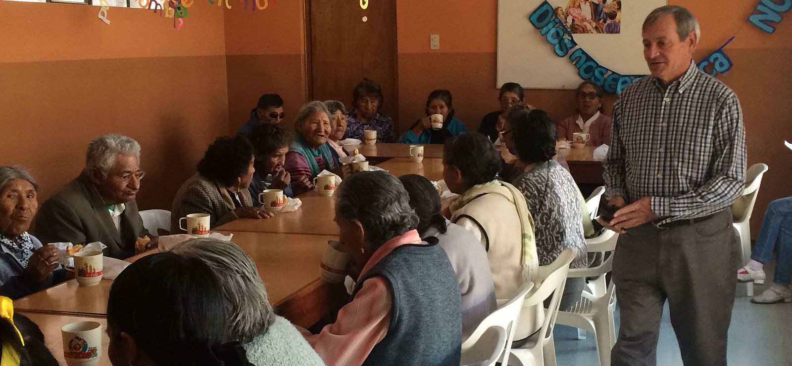 El misionero Conrado Franco durante el rodaje en la parroquia del Buen Pastor