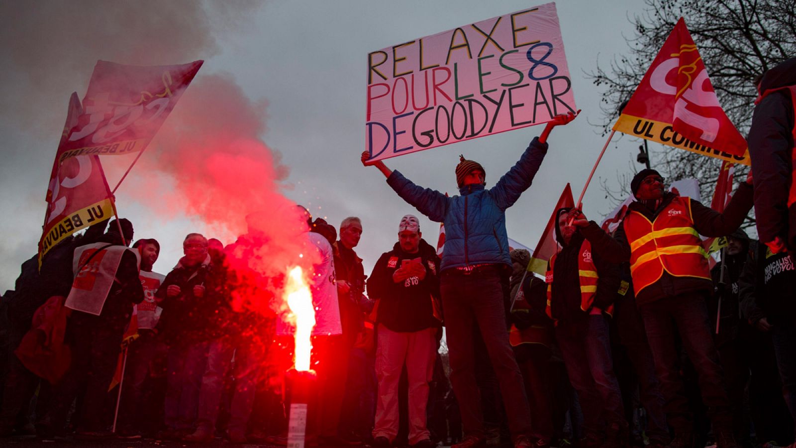 Activistas del sindicato CGT y trabajadores de Goodyear durante una manifestación en París el 4 de febrero de 2016