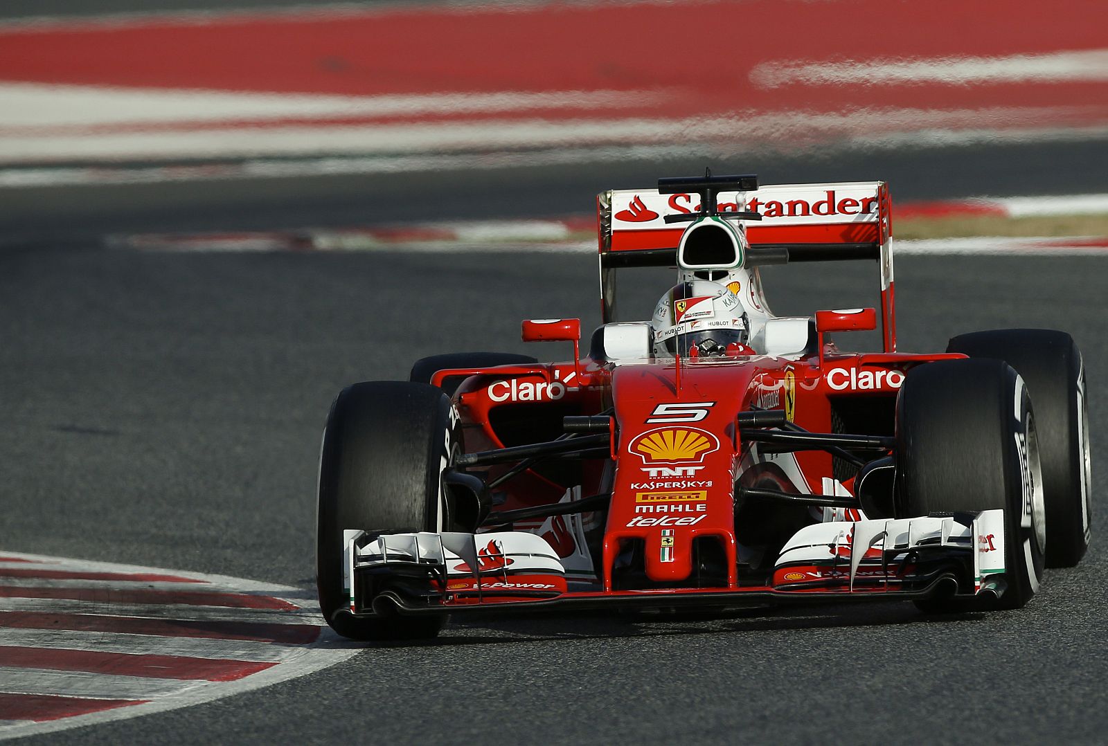 Imagen del piloto de Ferrari Sebastian Vettel en el circuito de Montmeló.