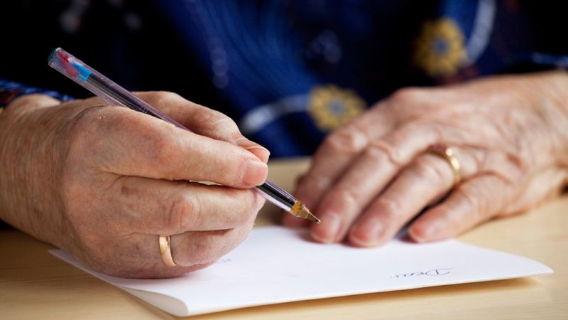 Persona mayor escribiendo