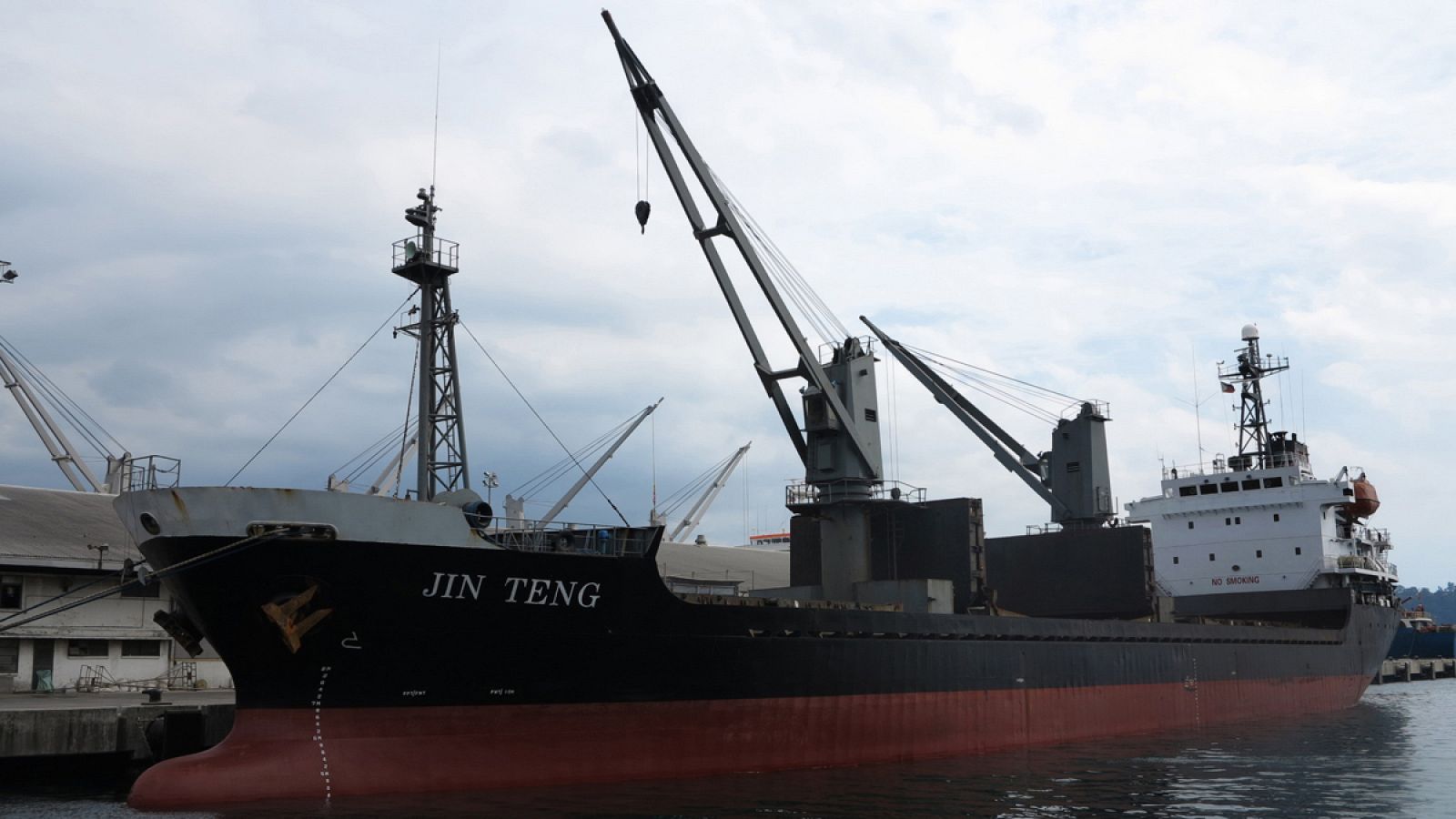 El carguero norcoreano Jun Teng, anclado en un puerto al norte de Manila, Filipinas.