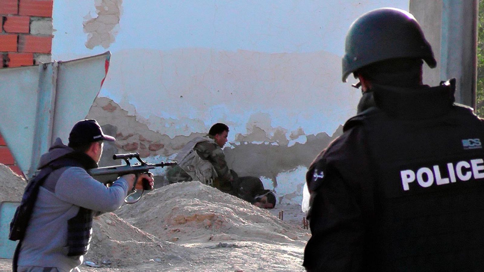 Las fuerzas de seguridad tunecinas examinan el cuerpo de un presunto yihadista en Ben Guerdan