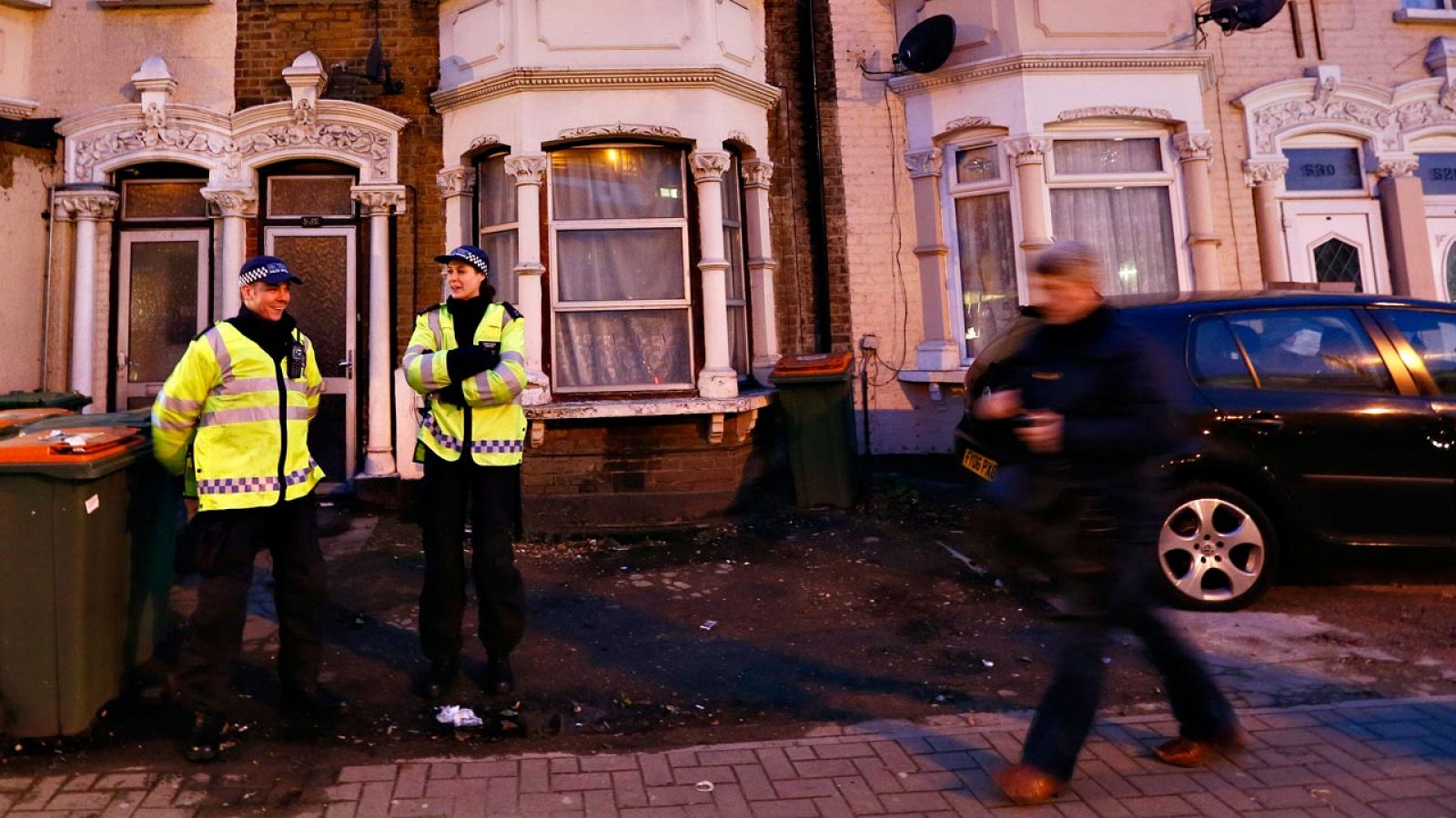Dos policías británicos custodian una calle en Londres