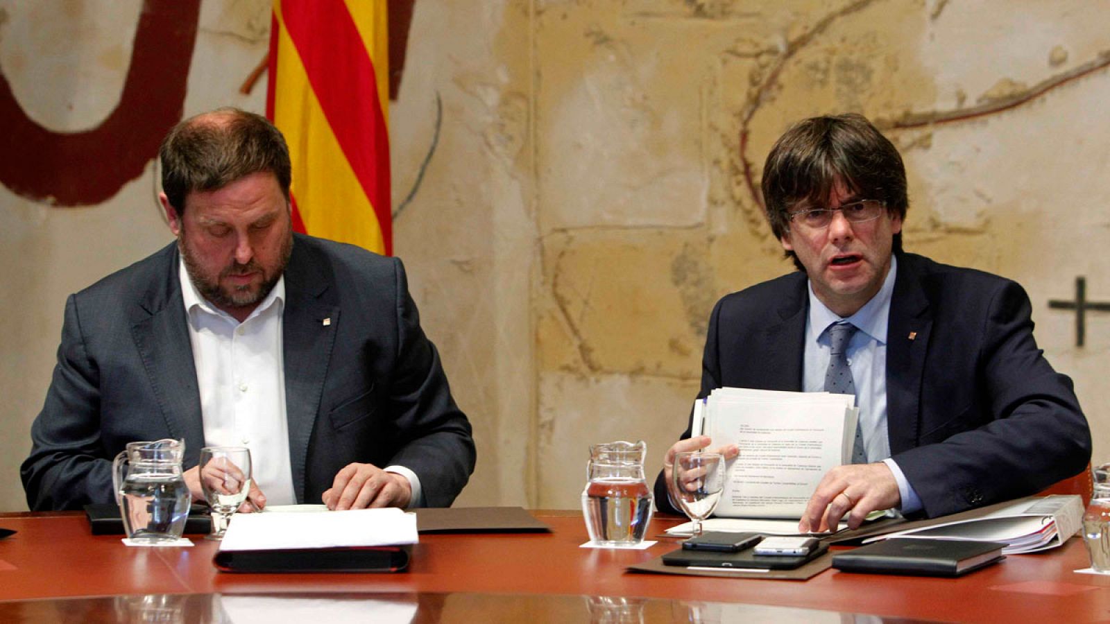 El presidente de la Generalitat, Carles Puigdemont, junto al vicepresidente y conseller de Economía, Oriol Junqueras