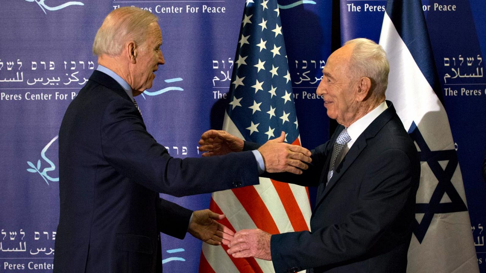 El vicepresidente de EE.UU., Joe Biden, saluda al expresidente israelí Simón Peres, poco después de su llegada a Israel