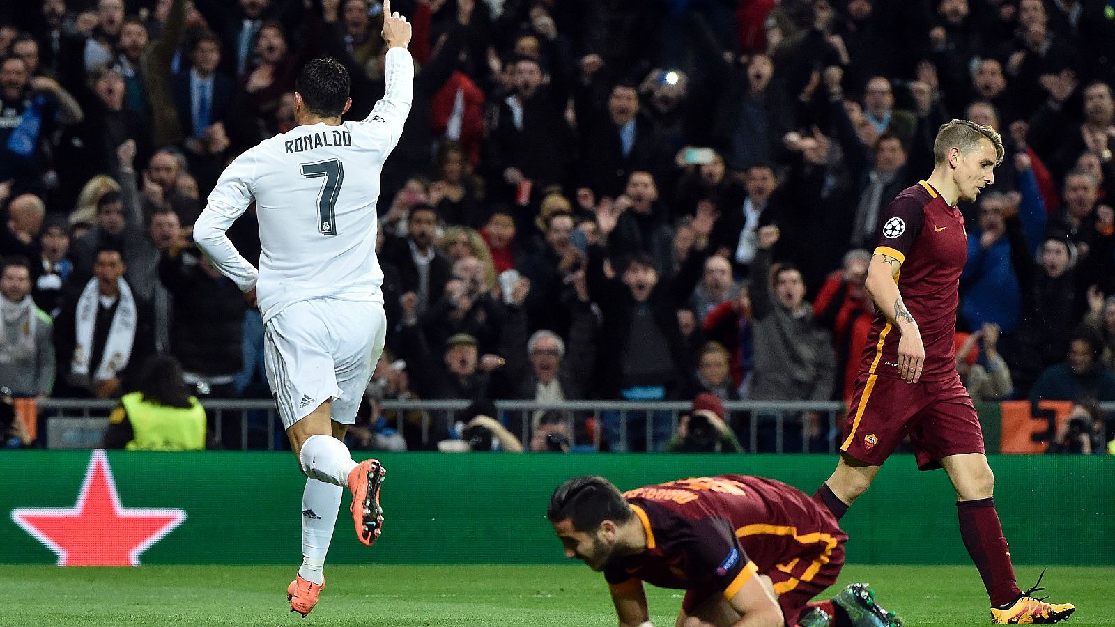 Cristiano Ronaldo celebra su gol a la Roma en el Bernabéu.